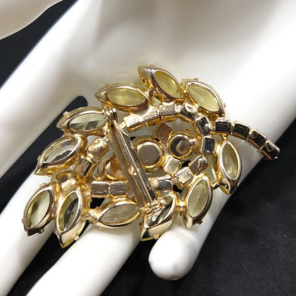 Yellow & Topaz Aurora Borealis Rhinestone Leaf Brooch, Gold Plated 1960s Vintage - Picture 4 of 10